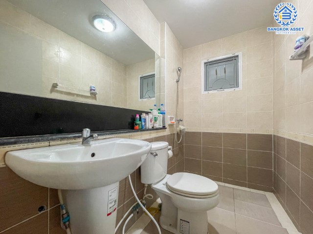 *****บ้านแฝดมือสองย่านกรุงเทพฯ ม.ชวนชื่น เพชรเกษม81 เนื้อที่กว้าง 41.50 ตร.ว. ฟังก์ชัน 3 ห้องนอน 2 ห้องน้ำ ที่จอดรถ 2 คัน บ้านแฝดพื้นที่กว้าง บนทำเลแห่งการเดินทาง ติดถนนหลายเส้น อาทิ ถนนเพชรเกษม ถนนมาเจริญ ใกล้รถไฟฟ้าสายสีน้ำเงิน "สถานีหลักสอง"